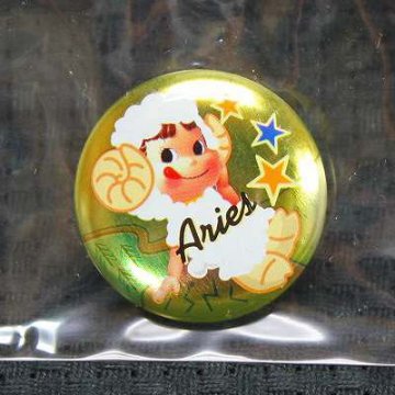 不二家 ペコちゃん チョコえんぴつ ペコちゃん星座缶バッジ Aries　エリース おひつじ座 【ワケアリ品】画像