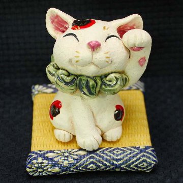 おちょこ 作 ちび招き猫 左 猫の焼き物たち 皿や器や招き猫の画像