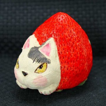 岡村洋子 作 猫かぶり いちご 黒 ねこども 猫の焼き物たち 皿や器や招き猫の画像