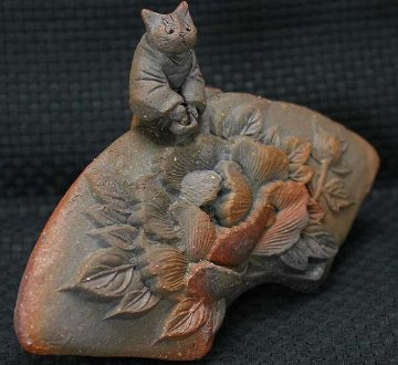 水谷満 作 牡丹の花入れ 猫の焼き物たち 皿や器や招き猫の画像