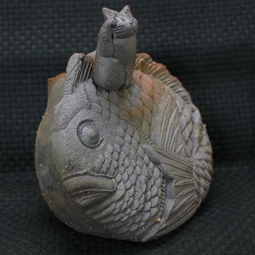 水谷満 作 鯛の花入れ 猫の焼き物たち 皿や器や招き猫の画像