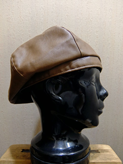 fake leather Beretの画像