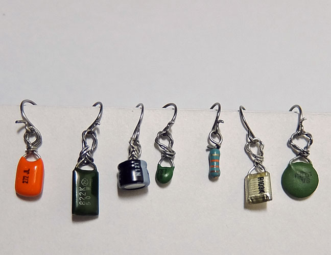 コンデンサー ピアスの画像