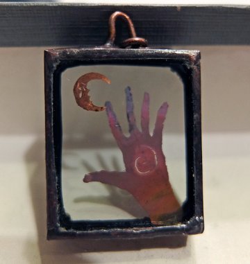 Copper Pendant top , 手と月画像