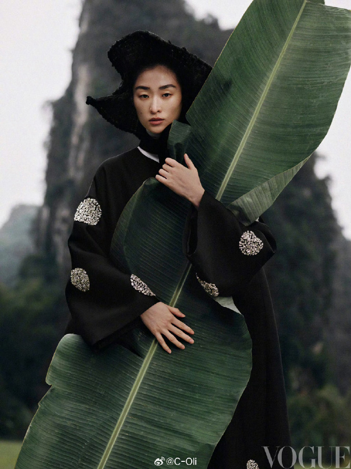 【メール便送料無料】雑誌/ 服飾與美容Vogue 2024年1月刊 中国版　汪曲攸（ワン・チュヨウ）：表紙！記事掲載！ ヴォーグ　中国雑誌の画像