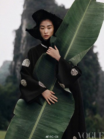 【メール便送料無料】雑誌/ 服飾與美容Vogue 2024年1月刊 中国版　汪曲攸（ワン・チュヨウ）：表紙！記事掲載！ ヴォーグ　中国雑誌の画像