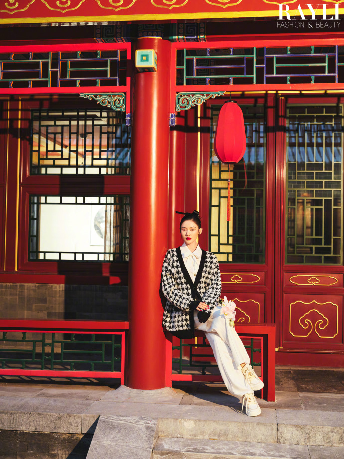 【メール便送料無料】雑誌/ 瑞麗服飾美容雜志 2024年2月 中国版　張天愛（チャン・ティエンアイ）：表紙2種類ランダム発送！記事掲載！ Rayli Fashion & Beauty Ray レイ　中の画像