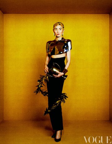 【メール便送料無料】雑誌/ 服飾與美容Vogue 2024年8月刊 中国版　雎曉雯（ジュー・シャオウェン/シャオ・ウェン・ジュ）：表紙！記事掲載！ ヴォーグ　中国雑誌の画像