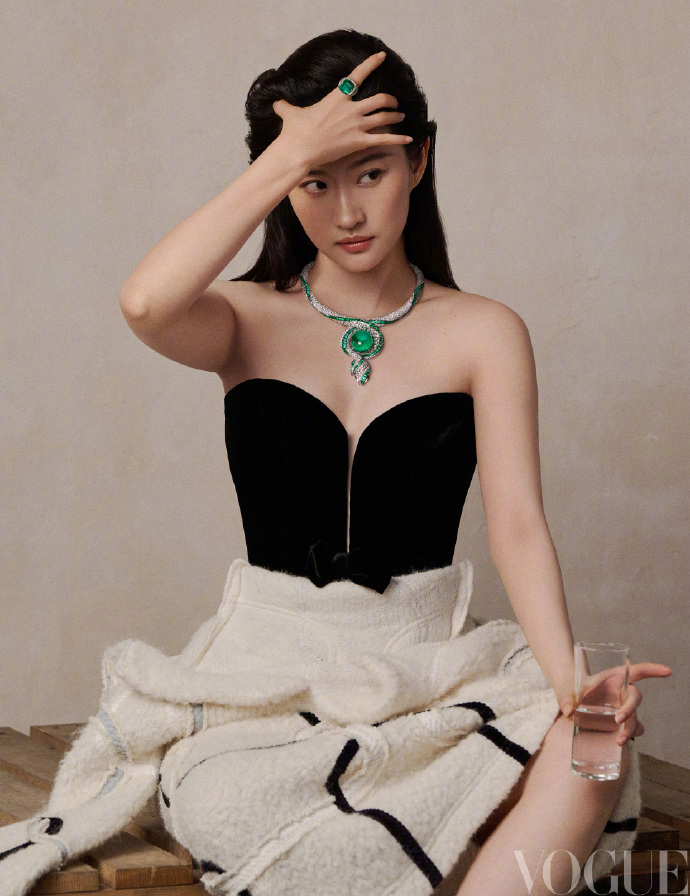 【メール便送料無料】雑誌/ 服飾與美容Vogue 2024年9月刊 中国版　劉亦菲（リウ・イーフェイ）：表紙！記事掲載！ ヴォーグ　中国雑誌の画像