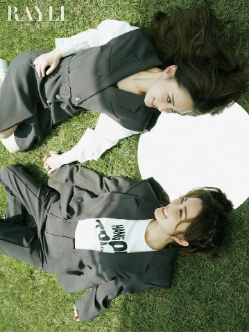 雑誌/ 瑞麗服飾美容雜志 2022年8月 中国版　TWINS（ツインズ）：表紙！記事掲載！ Rayli Fashion & Beauty Ray レイ　中国雑誌の画像