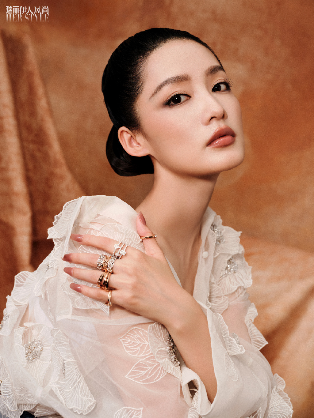 【メール便送料無料】雑誌/ 瑞麗伊人風尚雜志 2023年8月 中国版　李沁（リー・チン）：表紙2種類ランダム発送！記事掲載！ Rayli Her Style ef　中国雑誌の画像