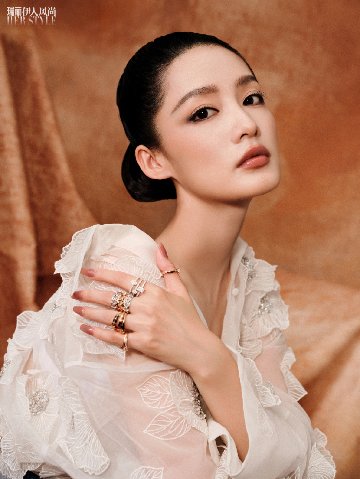 【メール便送料無料】雑誌/ 瑞麗伊人風尚雜志 2023年8月 中国版　李沁（リー・チン）：表紙2種類ランダム発送！記事掲載！ Rayli Her Style ef　中国雑誌の画像