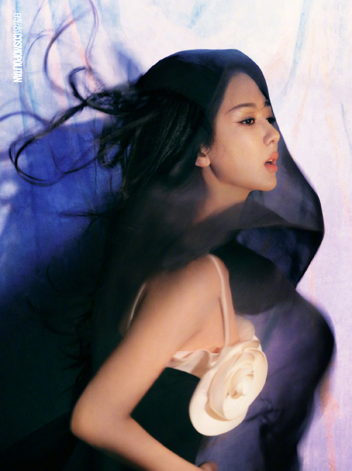 【メール便送料無料】雑誌/ COSMOPOLITAN時尚伊人 2023年12月 中国版　楊紫（ヤン・ズー）：表紙2種類ランダム発送！記事掲載！ コスモポリタン　中国雑誌 CHINA MAGAZINEの画像