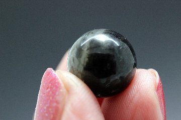 アビス・ブレイカー ヌーマイト 負の連鎖を断ち切る 魔除け・魂解放の太古石 約12.5mm 粒売り 天然石パワーストーン通販 ジュ・オーヴの画像