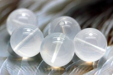 魂の再生をもたらす聖なる癒し石  K2ムーンクォーツ（粒売り 約14mm）｜天然石 パワーストーン通販 ジュ・オーヴ（Jeux Aube／ジュオーヴ／ジュオーブ）の画像