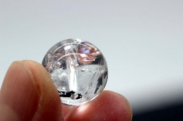 【完売】別格の煌めき！鮮やかな虹入り 強いヒーリングパワーと霊能力を授ける神の使い エンジェル エレスチャルクォーツ 約13.5ミリ  粒売り 大玉 天然石パワーストーン  の画像