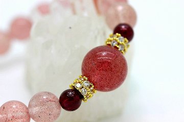 愛と美をまとう ― フェロモンブレスレットⅡ ブラッディムーン×ストロベリークォーツ×ガーネット｜女性の魅力・恋愛成就・モテ運アップ 天然石パワーストーン通販 ジュ・オの画像