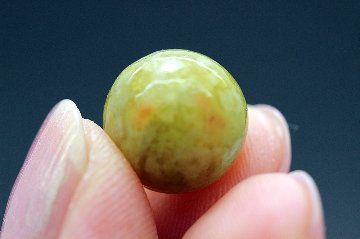 復活と再生 希望と生命力をもたらす蛇紋石（じゃもんせき）サーペンティン 約12ミリ 天然石 パワーストーンの画像