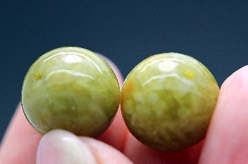 復活と再生 希望と生命力をもたらす蛇紋石（じゃもんせき）サーペンティン 約12ミリ 天然石 パワーストーンの画像