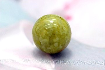 復活と再生 希望と生命力をもたらす蛇紋石（じゃもんせき）サーペンティン 約12ミリ 天然石 パワーストーンの画像