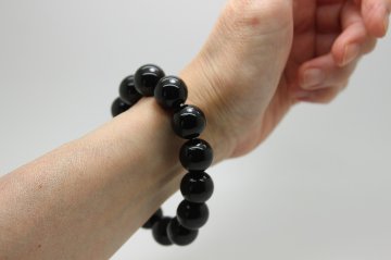周囲からの邪気を跳ね返す！ 最強パワーを秘めたチベット産モリオン（黒水晶）ブレスレット 大玉約15ミリ AAAAランク天然石 パワーストーンの画像