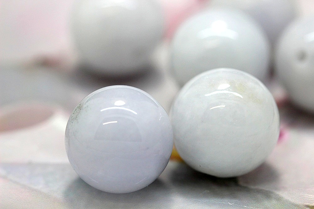 【大玉】ラベンダー翡翠 13.5mm 粒売り｜平和・癒しを呼ぶ  天然石パワーストーン 通販 ジュ・オーヴの画像