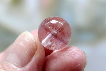 【完売】世界にひとつ【1点限り】愛と魅力の石 ストロベリークォーツ 粒売り 約12mm  愛を独り占め✨ 魅力と華やぎをもたらす魔法のストーン　天然石 パワーストーン 通販 ジュ・オーヴの画像