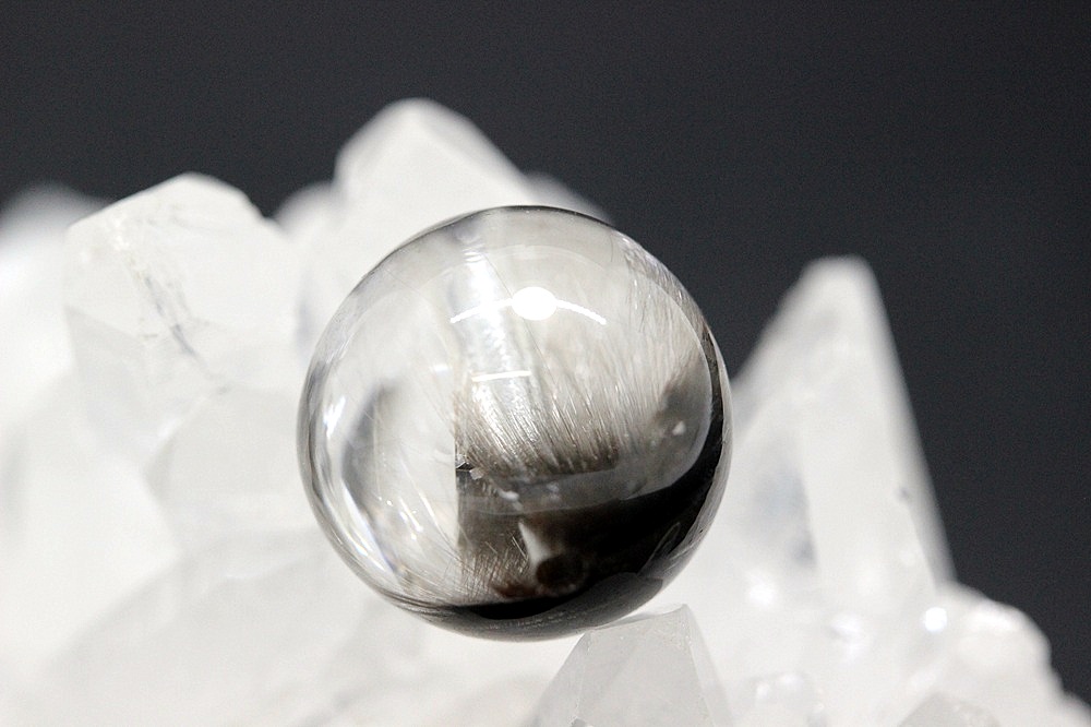 ＜完売＞【1石限定】金運の頂点へ導くプラチナルチルクォーツ 約12mm｜成功・人脈・魂の成長をもたらす奇跡のルチル｜天然石パワーストーン通販 ジュ・オーヴの画像