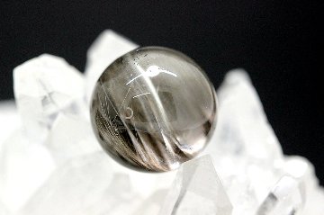 ＜完売＞【1石限定】金運の頂点へ導くプラチナルチルクォーツ 約12mm｜成功・人脈・魂の成長をもたらす奇跡のルチル｜天然石パワーストーン通販 ジュ・オーヴの画像
