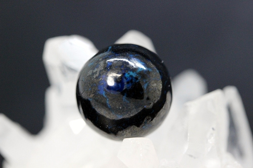 ＜完売＞邪気を砕き、運命を切り拓く――神鋼の守護石 アイアンクリソコラ ヘマタイト共生 粒売り 約12.5mm 天然石パワーストーン通販 ジュ・オーヴの画像