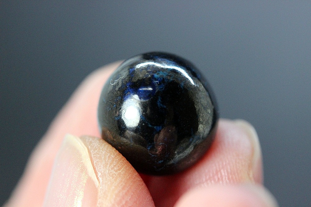 ＜完売＞邪気を砕き、運命を切り拓く――神鋼の守護石 アイアンクリソコラ ヘマタイト共生 粒売り 約12.5mm 天然石パワーストーン通販 ジュ・オーヴの画像