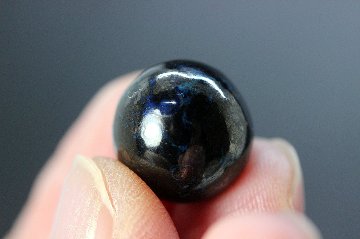 ＜完売＞邪気を砕き、運命を切り拓く――神鋼の守護石 アイアンクリソコラ ヘマタイト共生 粒売り 約12.5mm 天然石パワーストーン通販 ジュ・オーヴの画像