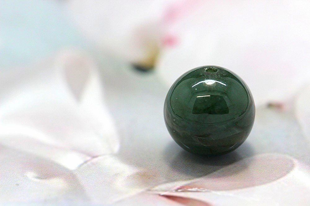 【完売】天と地の力を宿す ― 邪気を祓い、金運と生命力を高める聖なる翠玉 グリーン翡翠（エメラルドジェイド） 天然石パワーストーン 通販 ジュ・オーヴの画像