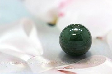 【完売】天と地の力を宿す ― 邪気を祓い、金運と生命力を高める聖なる翠玉 グリーン翡翠（エメラルドジェイド） 天然石パワーストーン 通販 ジュ・オーヴの画像