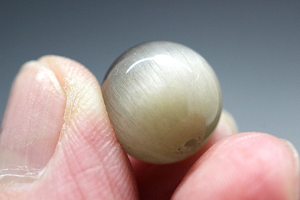 月神に選ばれし光 ― シルバームーンストーン 約11.5mm 粒売り｜恋愛成就・精神安定・女性の健康と魅力を守る 天然石パワーストーン通販 ジュ・オーヴの画像