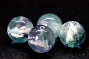 天使の羽が舞い降りた光 ― エンジェルフェザーフローライト 約13〜13.5mm 粒売り｜癒し・直感・集中力アップ 天然石パワーストーン通販 ジュ・オーヴの画像