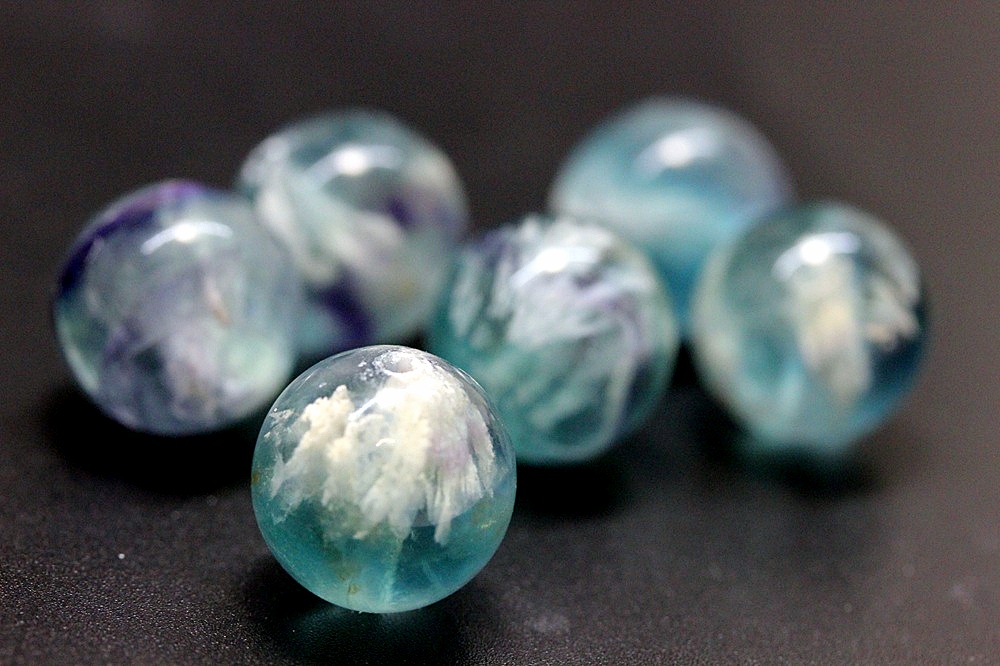 天使の羽が舞い降りた光 ― エンジェルフェザーフローライト 約13〜13.5mm 粒売り｜癒し・直感・集中力アップ 天然石パワーストーン通販 ジュ・オーヴの画像