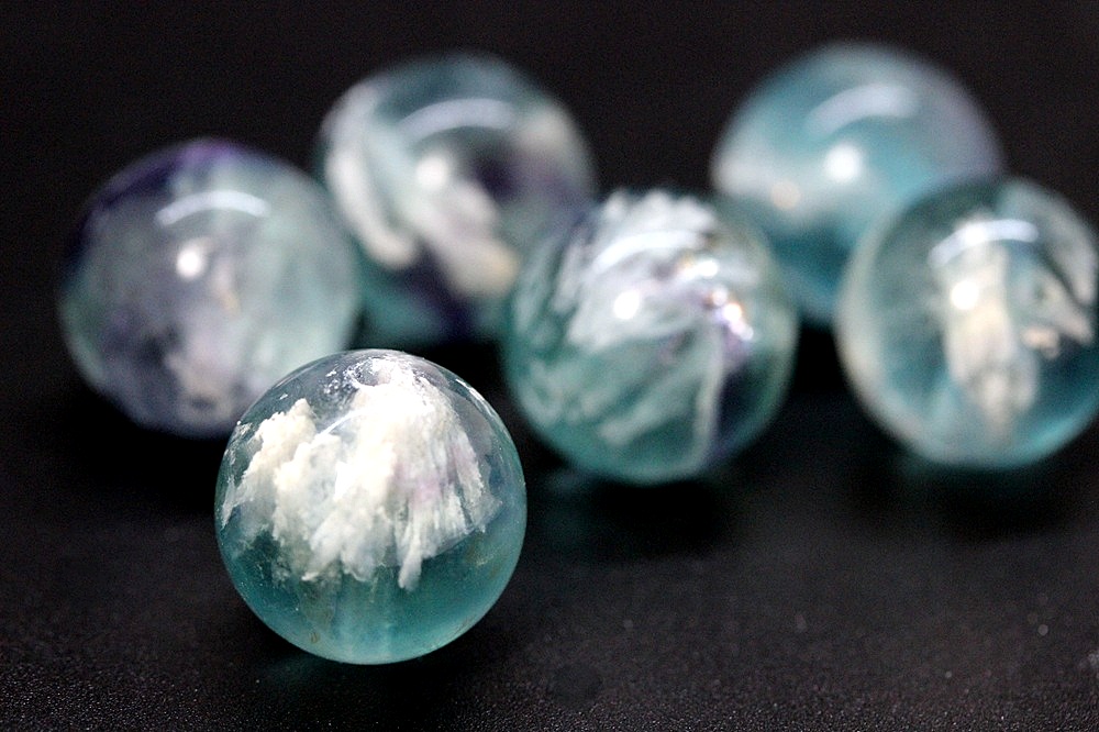 天使の羽が舞い降りた光 ― エンジェルフェザーフローライト 約13〜13.5mm 粒売り｜癒し・直感・集中力アップ 天然石パワーストーン通販 ジュ・オーヴの画像