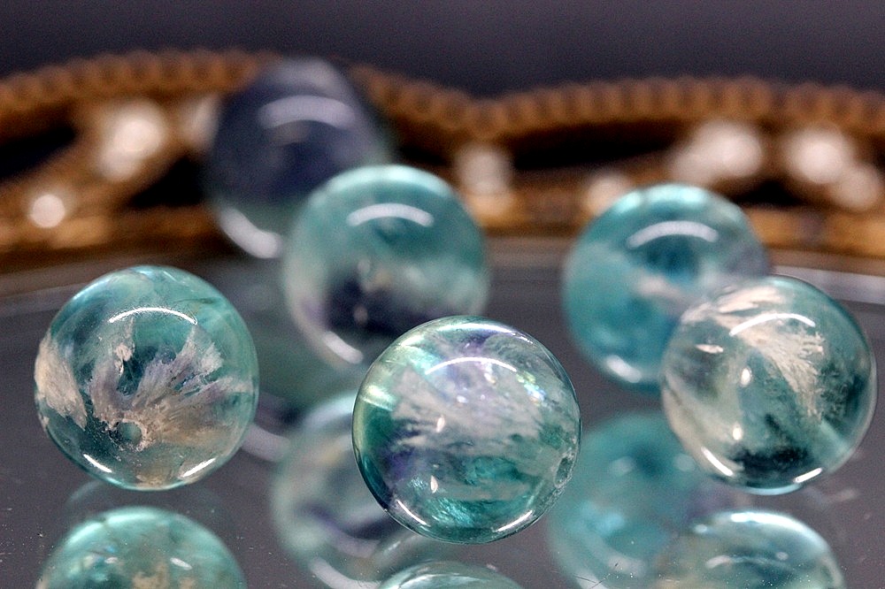 天使の羽が舞い降りた光 ― エンジェルフェザーフローライト 約13〜13.5mm 粒売り｜癒し・直感・集中力アップ 天然石パワーストーン通販 ジュ・オーヴの画像