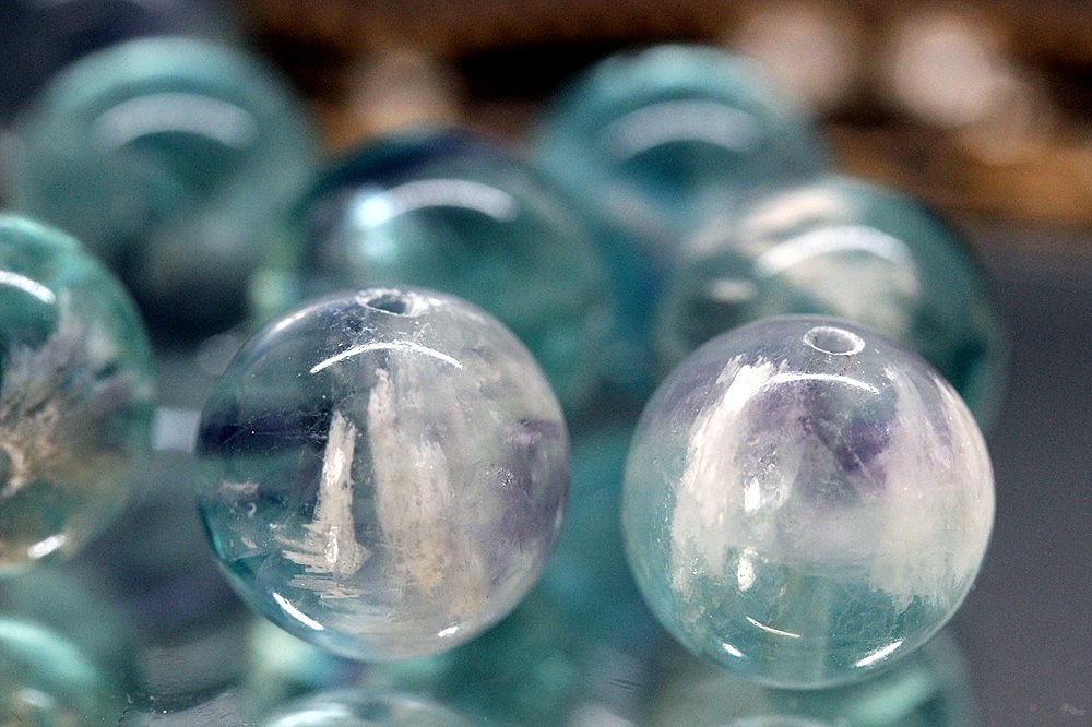 天使の羽が舞い降りた光 ― エンジェルフェザーフローライト 約13〜13.5mm 粒売り｜癒し・直感・集中力アップ 天然石パワーストーン通販 ジュ・オーヴの画像