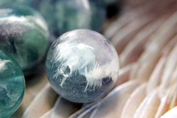 天使の羽が舞い降りた光 ― エンジェルフェザーフローライト 約13〜13.5mm 粒売り｜癒し・直感・集中力アップ 天然石パワーストーン通販 ジュ・オーヴの画像