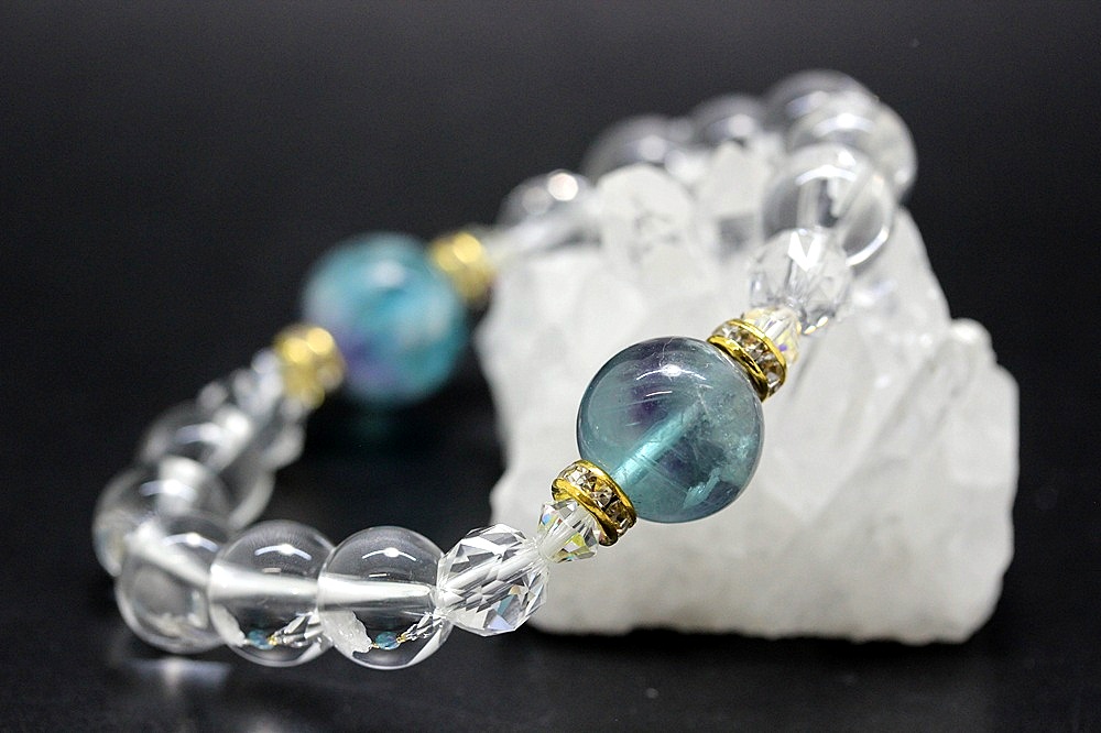 スピリチュアルな光を宿す エンジェルフェザーフローライト 天使の加護のブレスレット