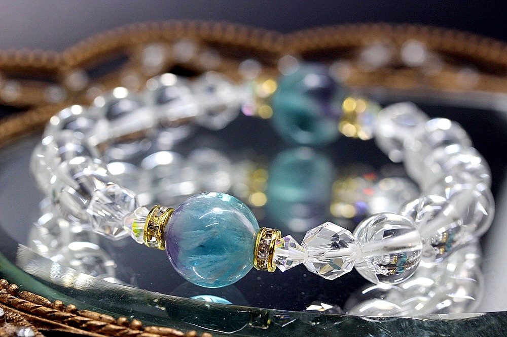 天使の羽が舞う エンジェルフェザーフローライトと水晶のヒーリングブレスレット 天然石パワーストーン ジュ・オーヴ