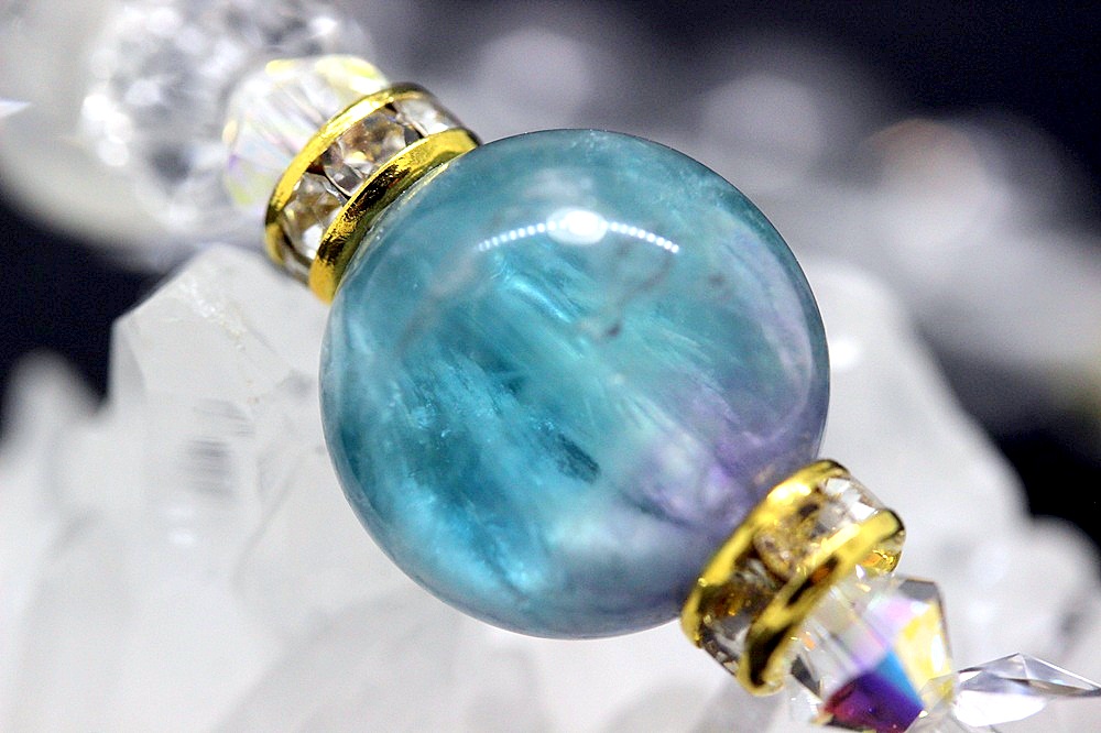 天使の羽が舞う癒しの光 エンジェルフェザーフローライト＆水晶ブレスレット｜ヒーリング・スピリチュアル・直感力アップ 天然石パワーストーン通販 ジュ・オーヴの画像