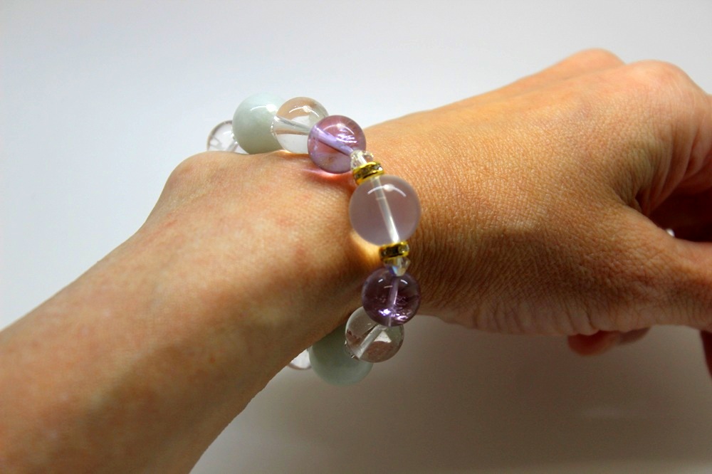 天耀（てんよう）ブレスレット｜K2ムーンクォーツ・翡翠・ラベンダーアメジスト｜魂を癒し愛を守る神聖なヒーリングブレスレット 天然石パワーストーン通販 ジュ・オーヴの画像