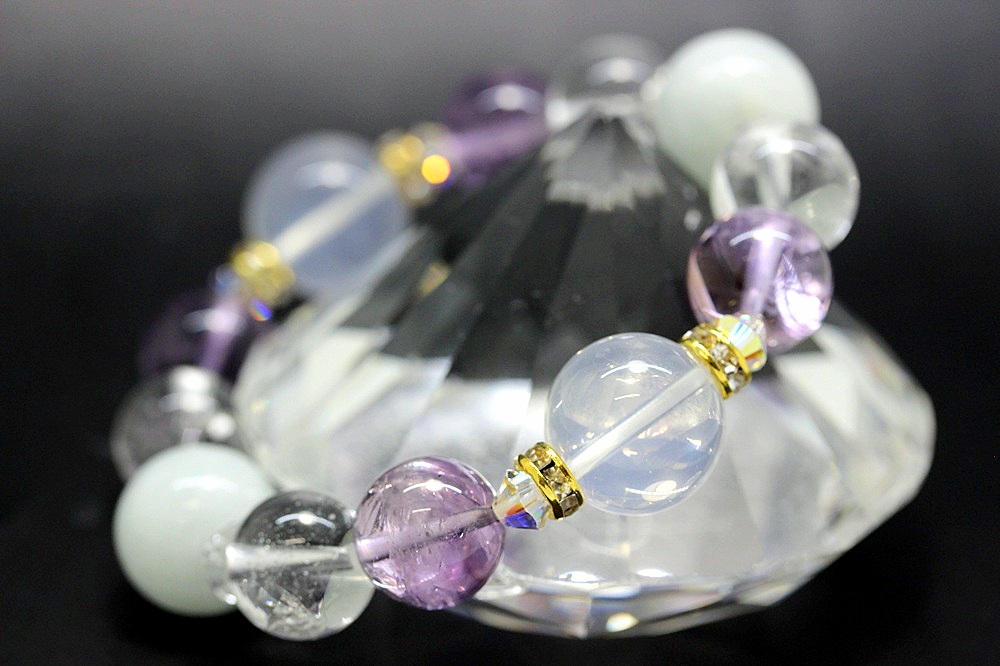 天耀（てんよう）ブレスレット｜K2ムーンクォーツ・翡翠・ラベンダーアメジスト｜魂を癒し愛を守る神聖なヒーリングブレスレット 天然石パワーストーン通販 ジュ・オーヴの画像