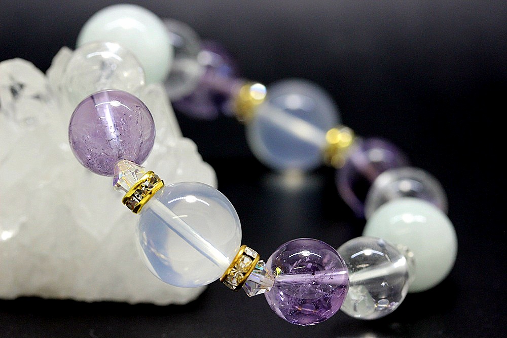 天耀（てんよう）ブレスレット｜K2ムーンクォーツ・翡翠・ラベンダーアメジスト｜魂を癒し愛を守る神聖なヒーリングブレスレット 天然石パワーストーン通販 ジュ・オーヴの画像