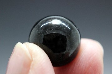 邪魔者を退ける黒い魔女の守護石 強靭な黒翡翠（ブラックジェダイト） 粒売り 約13mm 天然石パワーストーン通販 ジュ・オーヴの画像
