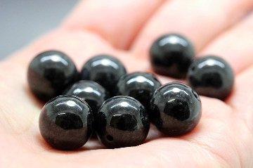 邪魔者を退ける黒い魔女の守護石 強靭な黒翡翠（ブラックジェダイト） 粒売り 約13mm 天然石パワーストーン通販 ジュ・オーヴの画像