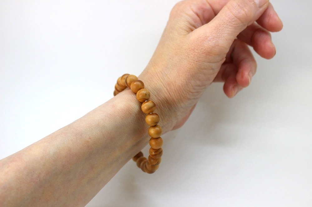 ヒマラヤ杉 健康 癒し 魔除けブレスレット 約9-9.5mm｜天然石パワーストーン通販 ジュ・オーヴの画像